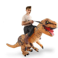 Deguisement assis <br>sur un Dinosaure</br>